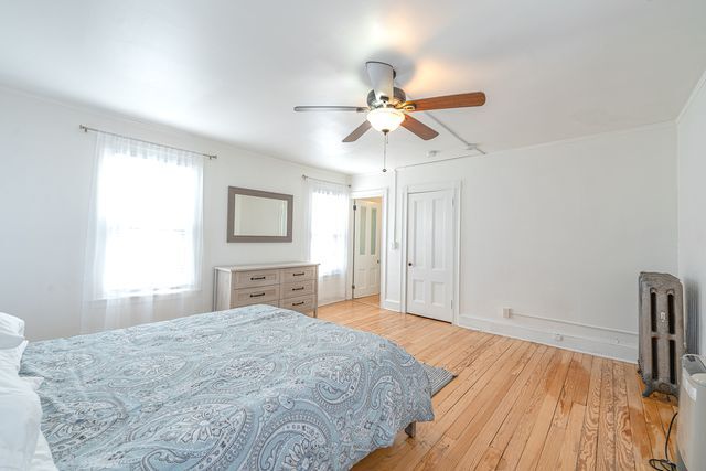 Very Large bedroom - 10 Pine St Unit Stunning