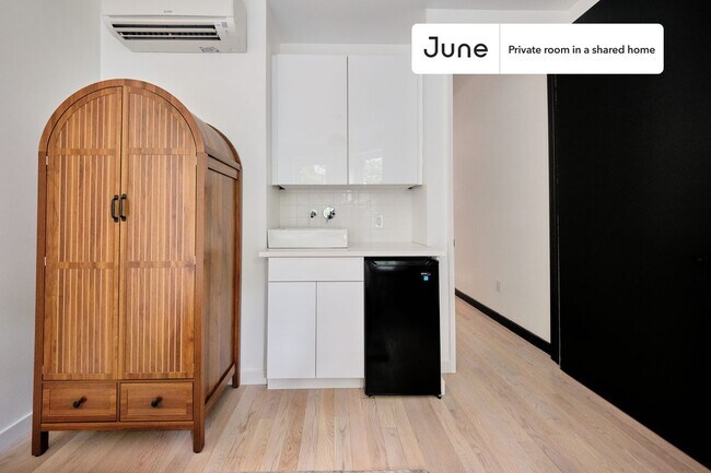 Room in Shared 4 bed/4 bath home in Ditmas Park