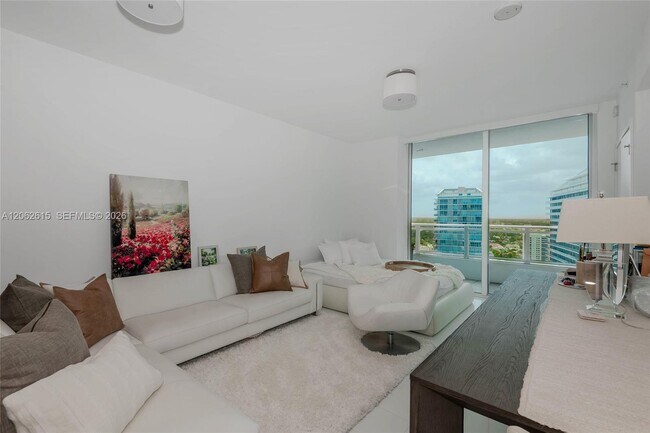 Photo - 1080 Brickell Ave Unidad 3405