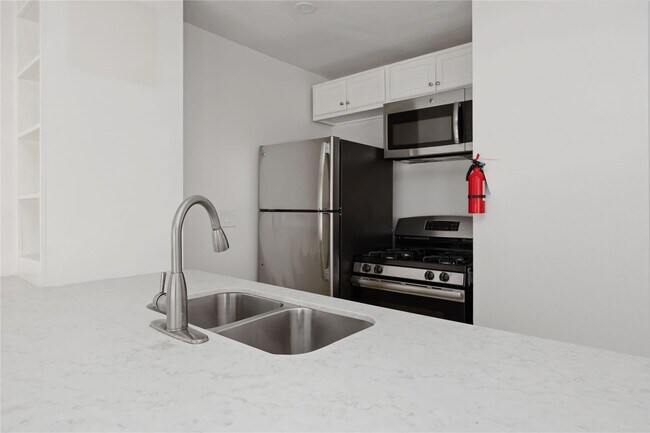 Building Photo - 2218 Hazard St Unit 4