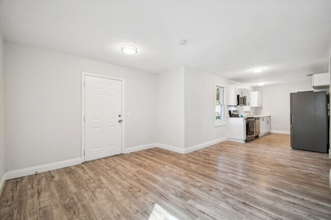 Photo - 5710 Kenwood Ave