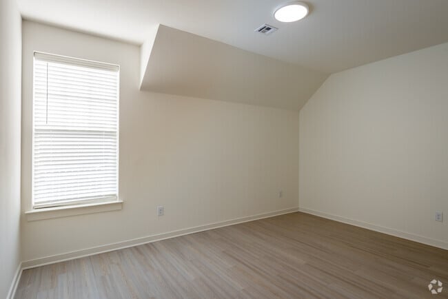 1BR, 1BA - 764SF