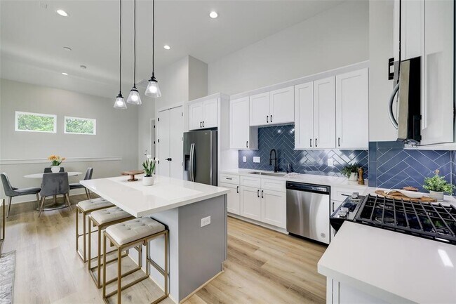 Photo - 846 Elkhart St