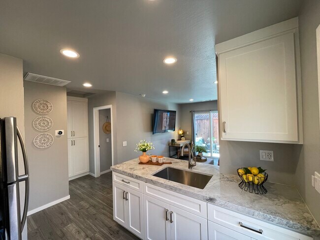 Photo - 2231 Sherwin Ave