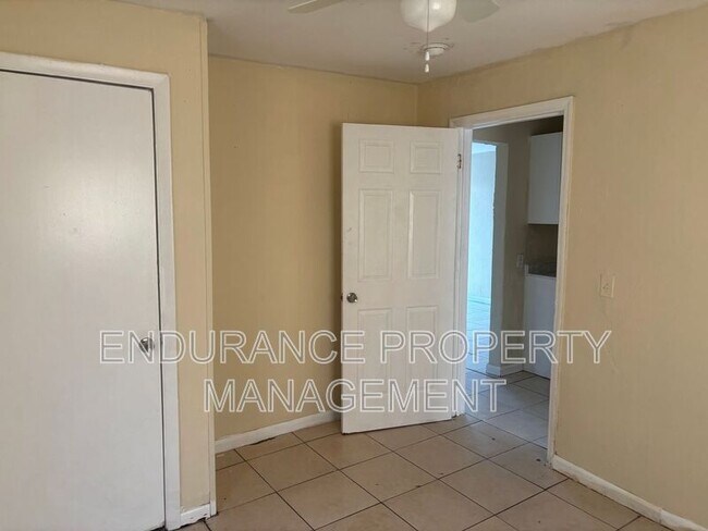 Photo - 1125 W 28th St Unidad C BACK DUPLEX Apt #1 FRONT