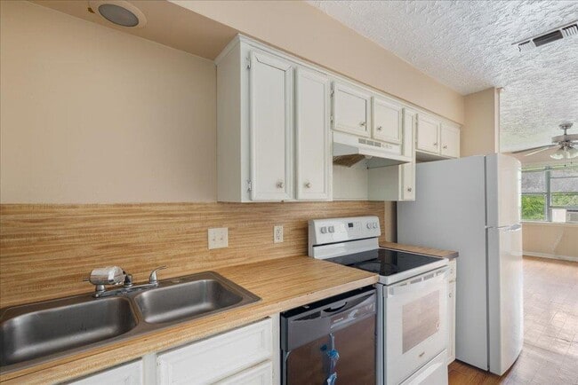 Building Photo - 906 N LBJ Dr Unit 8 Rental
