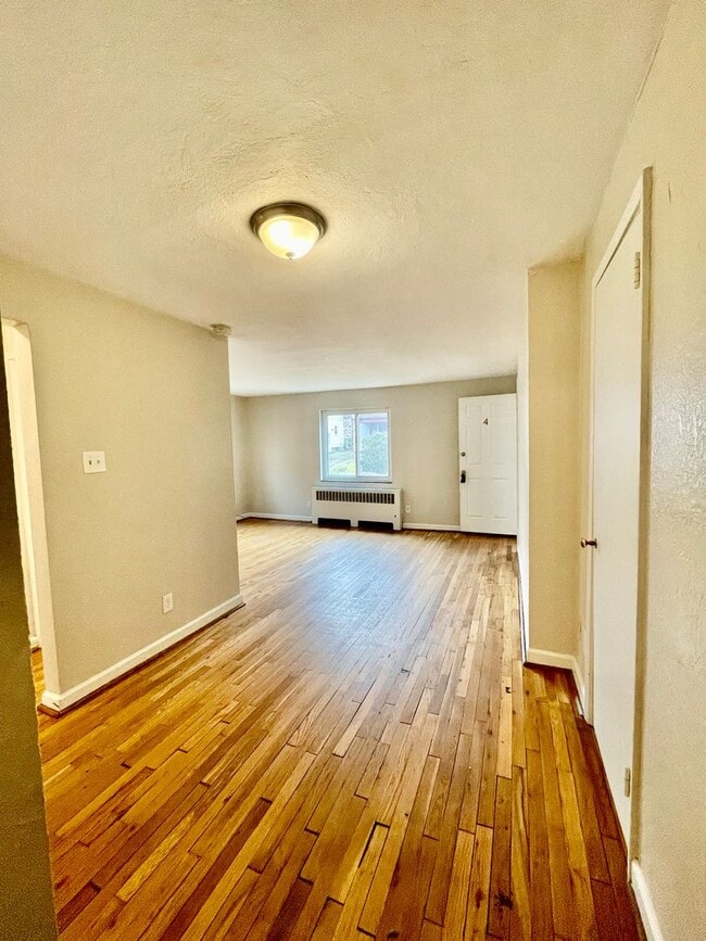 Photo - Spacious 1 Bedroom Apartment with Garage Space in the heart of Bellevue! Unidad 184 Apt 4