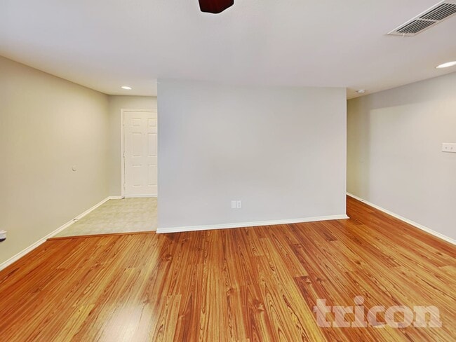 Photo - 1128 Maplewood Ln