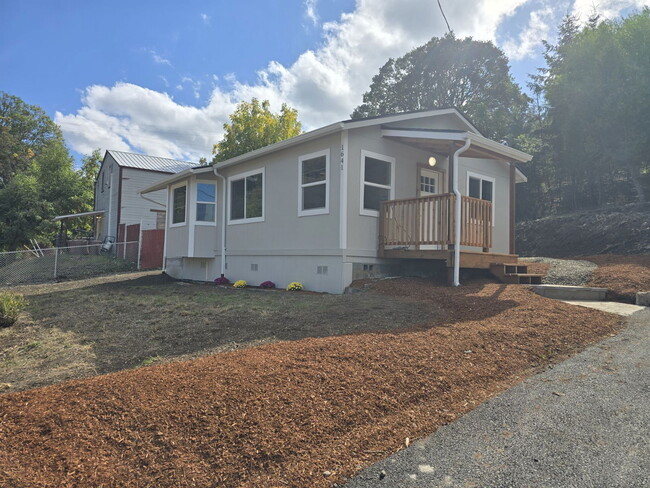 Building Photo - 1641 SE Marsters Ave