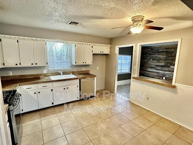 Photo - 928 Charles Dr