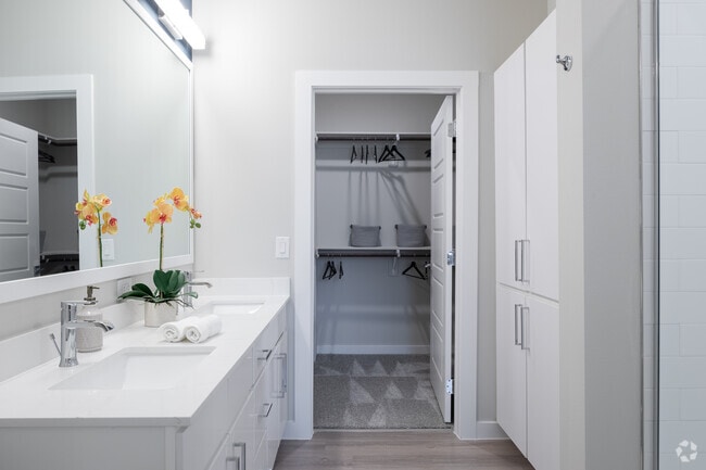 2BR, 2BA - 987SF