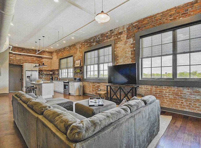 Photo - 740 E North St