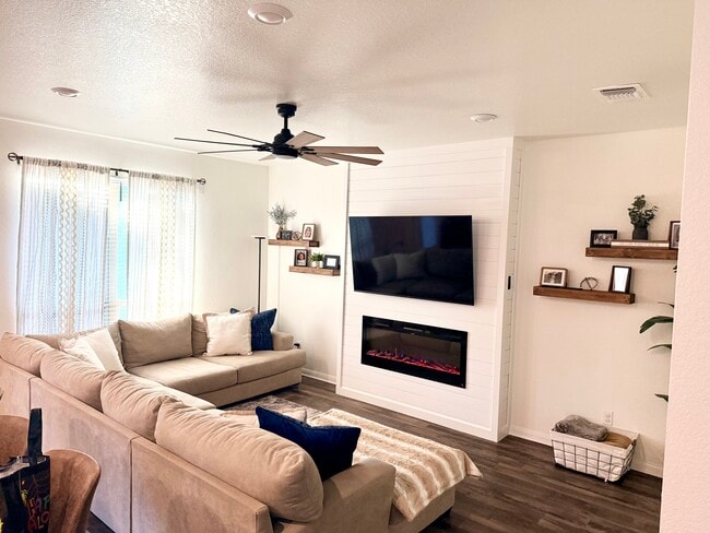 Living Room - 834 Ross Rd