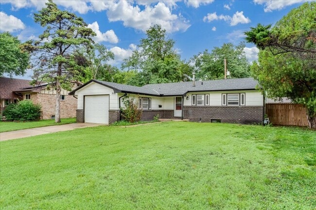 Building Photo - Beautiful Three Bedroom, One and a Half Bath