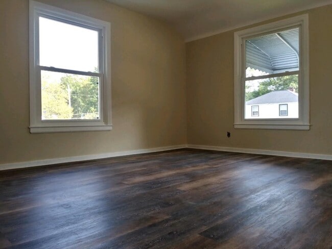 Photo - 1457 Sulzer Ave