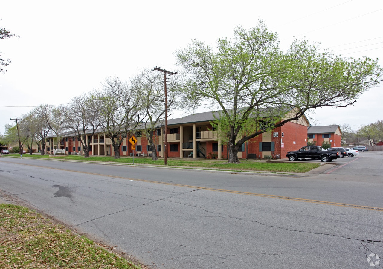 Jamestown Apartments - Jamestown Apartments