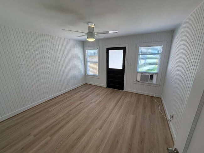 Living room - 1109 Walton St Unit B