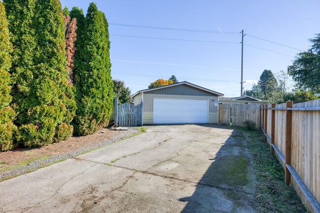 Lovely, Bright, freshly painted one level ... - Lovely, Bright, freshly painted one level ... House