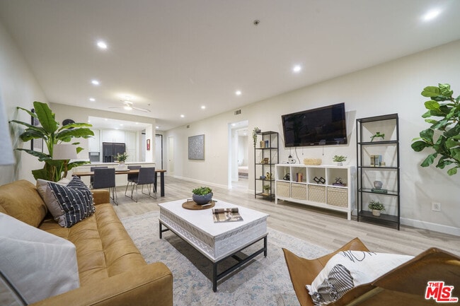 Building Photo - 625 S Berendo St Unit 308