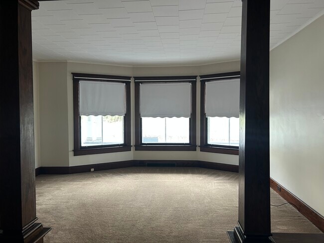 Building Photo - 2 Romeyn Ave Unit Floor 1