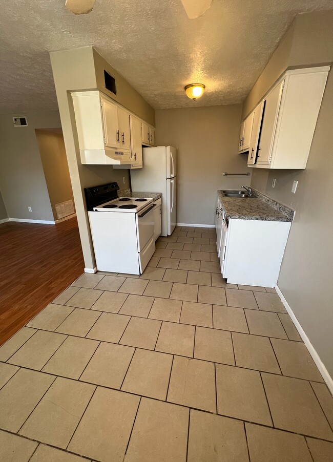 Building Photo - 3104 Fordhaven Rd Unit 4