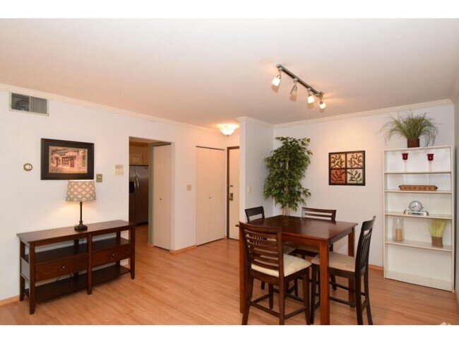 Building Photo - 1906 E Shorewood Blvd Unit 2 Rental
