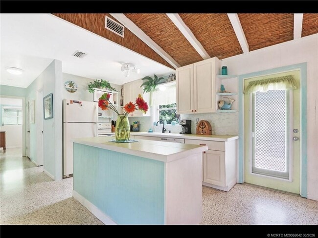 Photo - 1905 NE River Ct