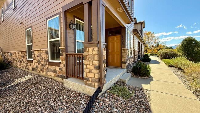 Spacious & Modern 3-Bedroom Townhome in Th... - Spacious & Modern 3-Bedroom Townhome in Th...