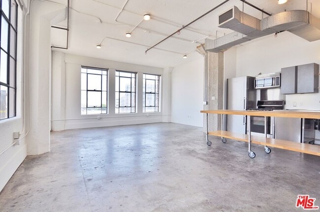 315 E 8th St Unit 406