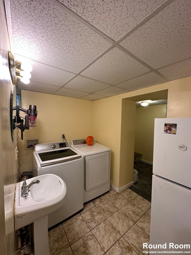 Building Photo - 81 Academy Hill Rd Unit B