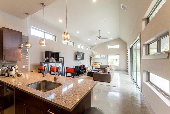 Photo - 2501 E 9th St