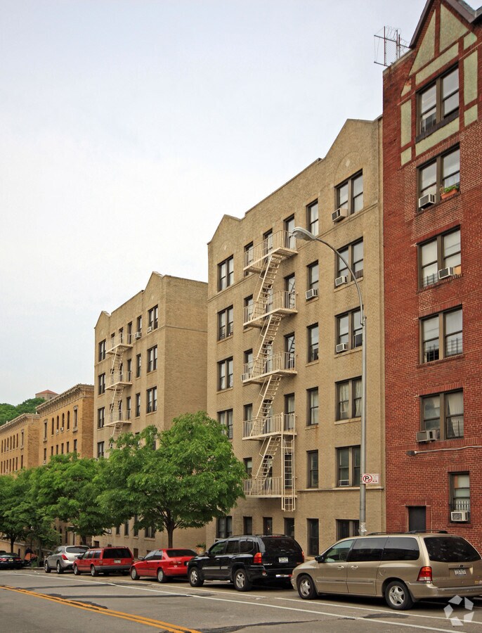 20 SEAMAN AVE - 20 SEAMAN AVE Apartments
