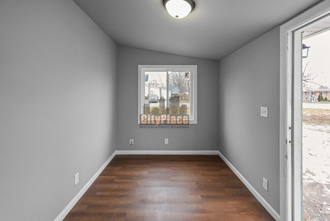 Photo - 2627 Chase St