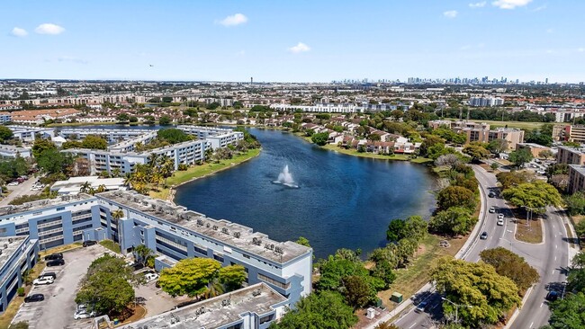 Building Photo - 9340 Fontainebleau Blvd Rental