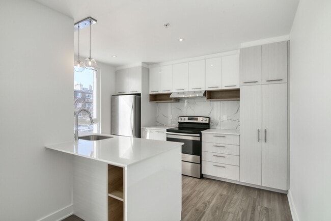 Building Photo - 9675 Av. Papineau Unit 301