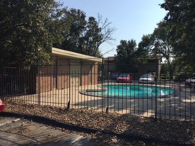 Photo - Coachlight Apartments