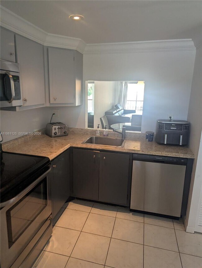 Building Photo - 3920 Inverrary Blvd Unit 204C