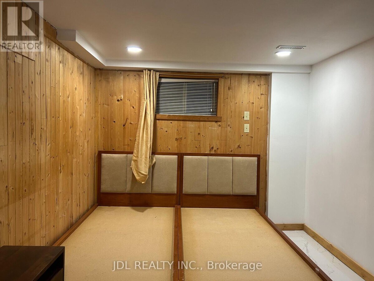 Photo - 110 Robinson St