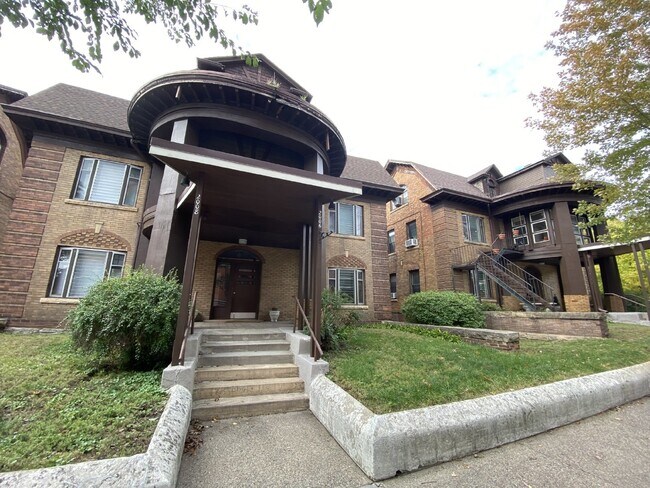 Upper level Corner Unit 1 Bed 1 Bath near Lake of the Isles and Walker Art Center!
Description