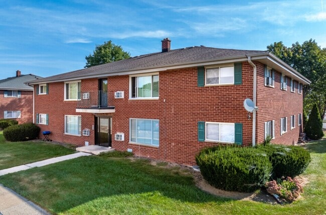 Building Photo - Lower 2 Bed/1 Bath Apartment Available! Unit 324-  #1