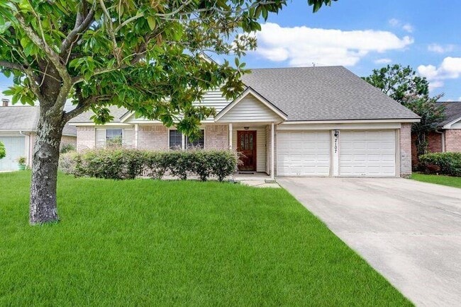 Photo - 2107 Collingsfield Dr House