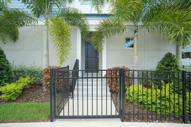 Building Photo - 3-Bedroom plus Bonus Room Townhouse in South Tampa