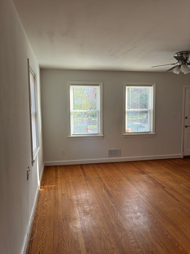 Photo - 425 Oakwood St SE