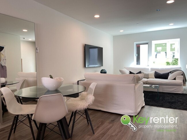 Photo - 4 Bedroom Seattle Townhome with Parking and Modern Finishes