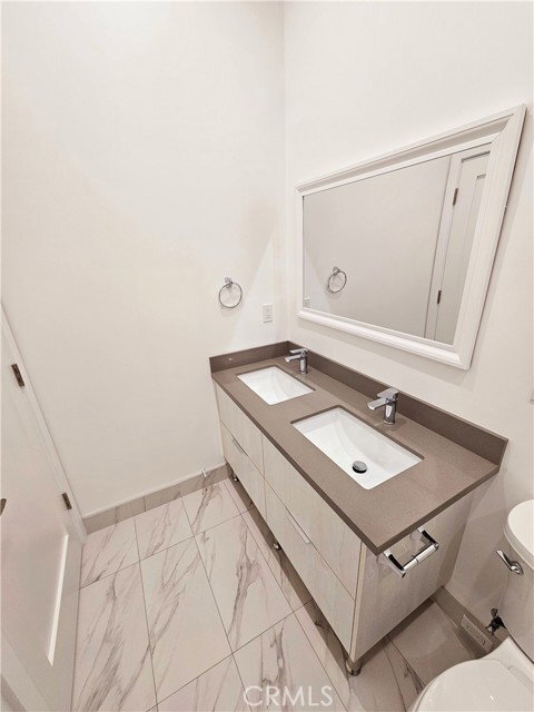 Building Photo - 2581 N Windsor Ave