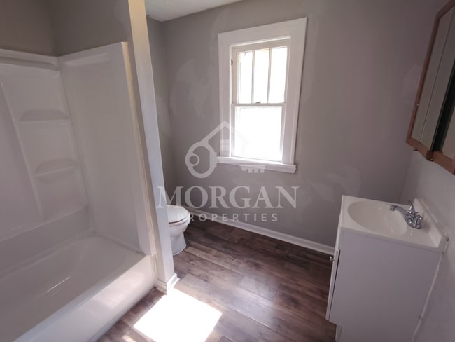 Photo - 1636 W 10th St