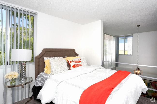 1 BR, 1 BA - 687 SF