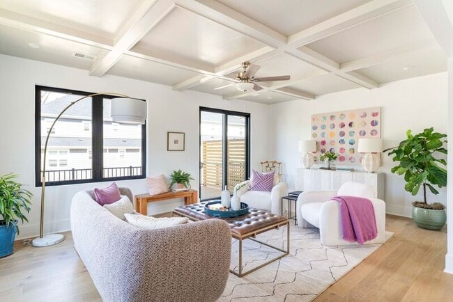 Photo - 981- 987 Fifth Street SW