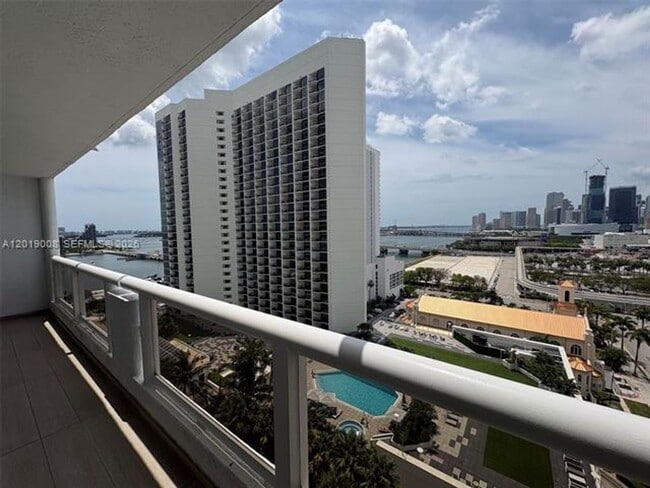 Building Photo - 1717 N Bayshore Dr Unit 1717 N Bayshore Dr # A-2054