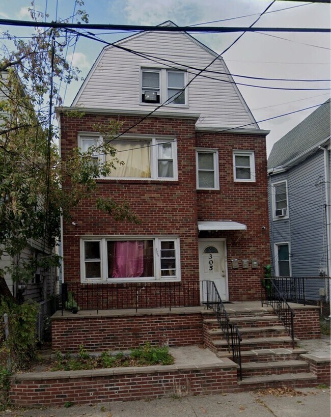 305-307 Sanford Ave Unidad 2